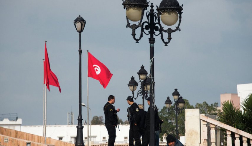 عناصر مسلحة تسطو على بنك في تونس