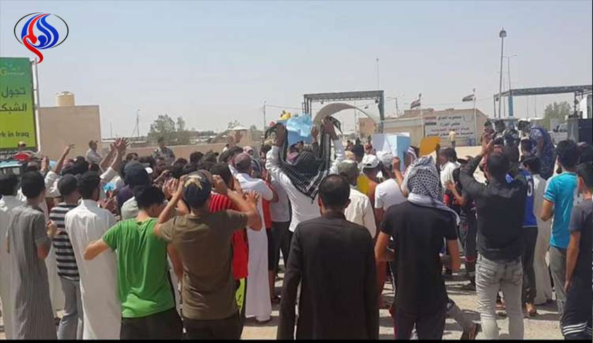 متظاهرون عراقيون يهددون بإغلاق المنفذ الحدودي مع الكويت