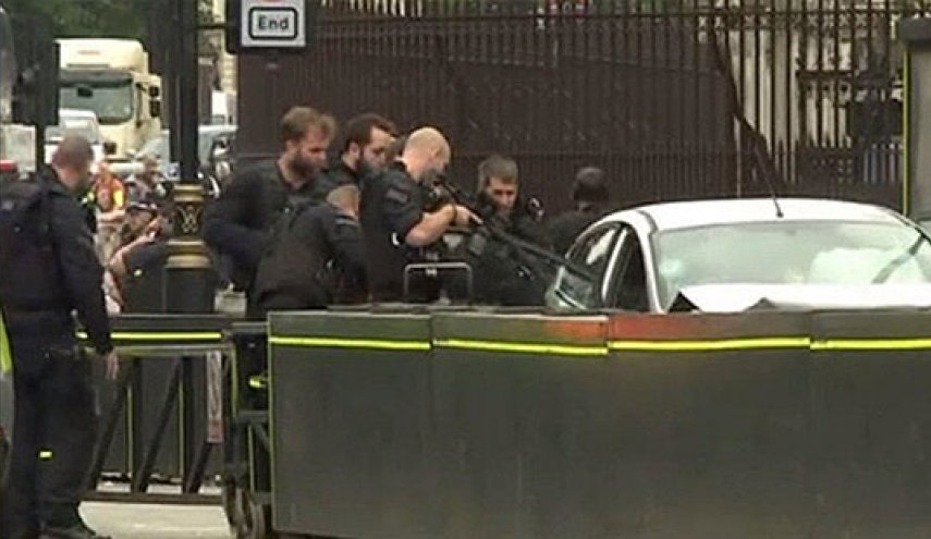 حضور پلیس مسلح انگلیس در «وست مینستر» بعد از اصابت یک خودرو با حفاظ‌ پارلمان