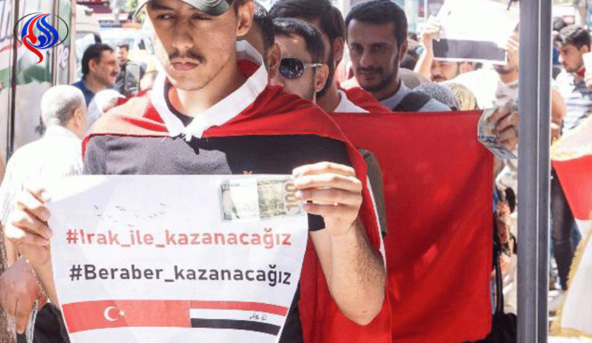 بالصور.. عراقيون يدعمون الليرة التركية