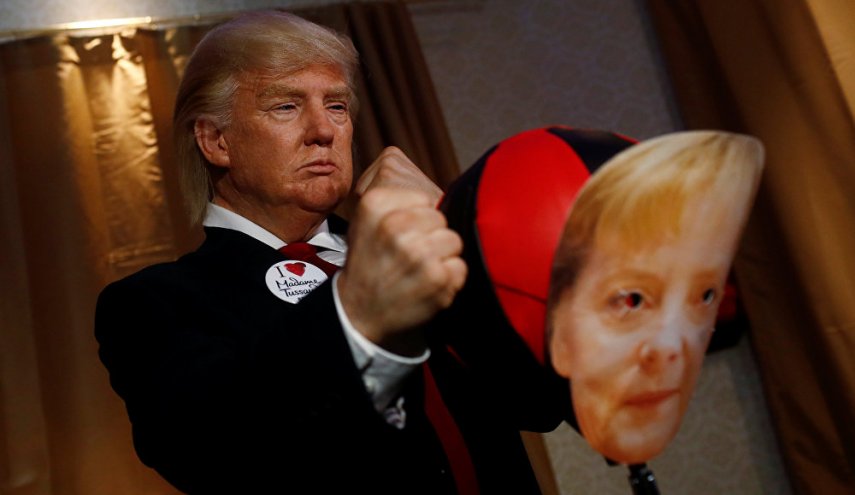 بالصور.. ترامب يوجه عدة لكمات لميركل في برلين!