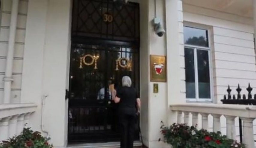 مواطنة بريطانيّة حاولت توصيل رسالة للسفارة البحرينيّة تضامنًا مع مشيمع فأُغلق الباب في وجهها