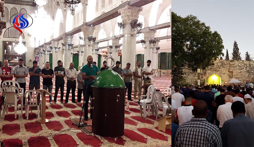 بالصور؛فلسطينيون يصرون على البقاء داخل المسجد الأقصى