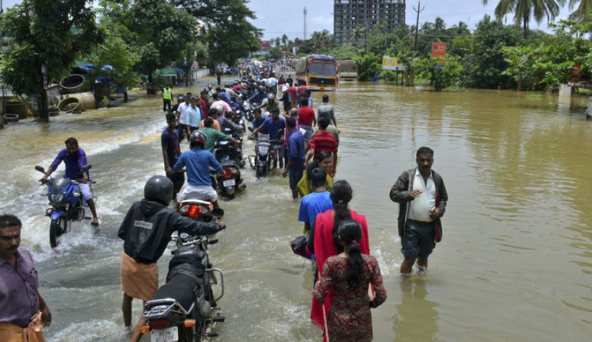 آلاف الهنود عالقون في الفيضانات وحصيلة الضحايا تتفاقم