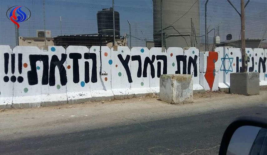 مستوطنون يخطون شعارات تحريضية على حاجز بيت فوريك شرق نابلس