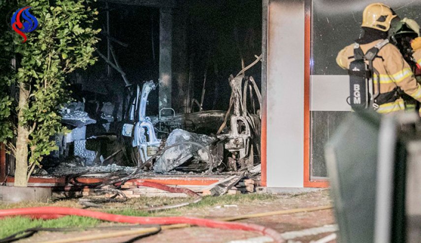  انفجار سيارة إثر اصطدامها بمبنى مجلس مدينة بيمل في هولندا