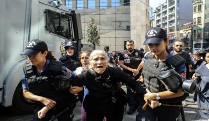 شرطة اسطنبول تفرق تظاهرة نسائية اسبوعية تطالب بكشف مصير مفقودين