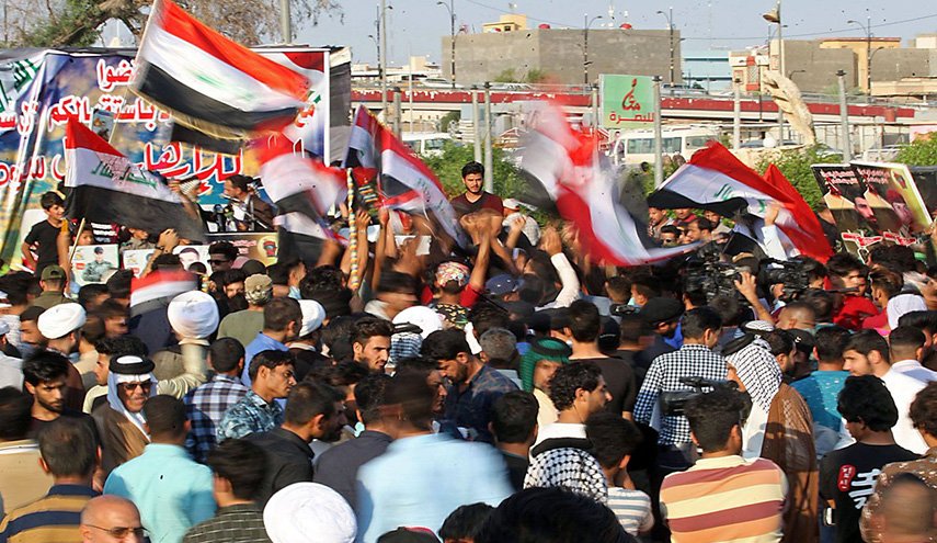 شهود عيان: قوة أمنية تعتقل عدداً من المتظاهرين في ساحة وسط البصرة