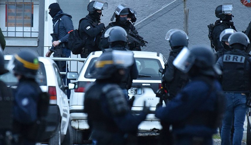 سائق يصيب شخصين بجروح عند دهسه حشدا في جنوب فرنسا