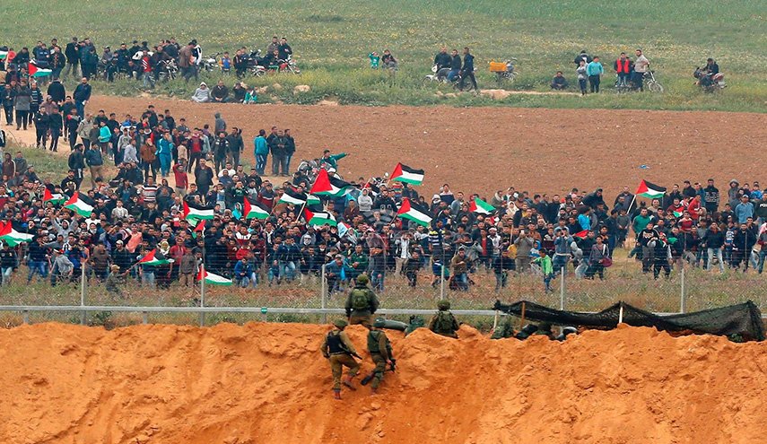 بالصور.. متظاهرون يتقدمون نحو السياج الحدودي بغزة