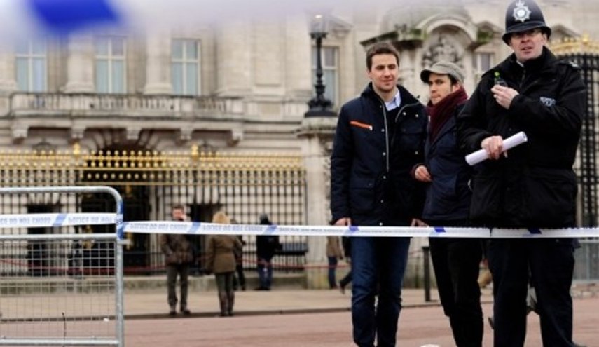 بازداشت یک فرد حامل شوکر در ورودی کاخ سلطنتی انگلیس
