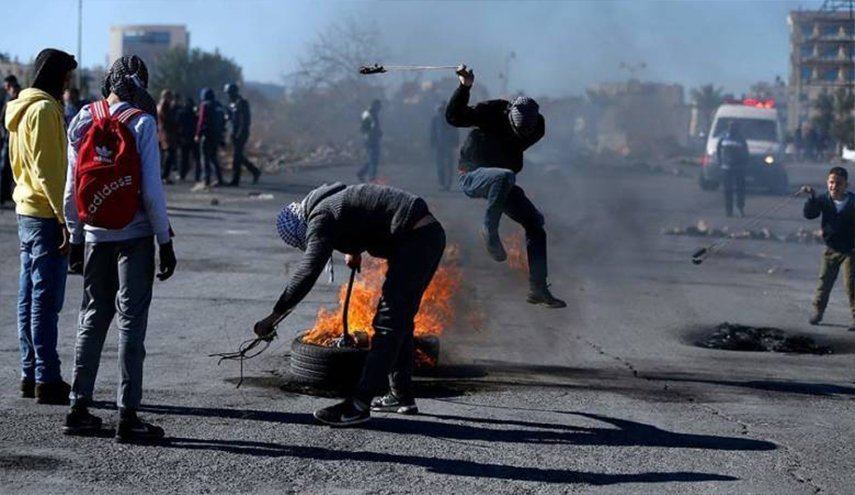 درگیری دانشجویان دانشگاه بیرزیت با نظامیان اسراییلی در شمال البیره+عکس