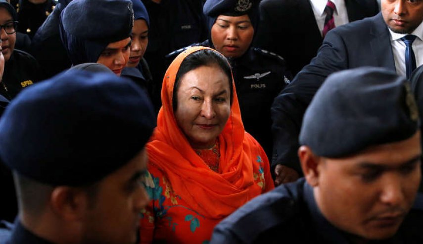 ماليزيا توجه 17 تهمة لزوجة رئيس الوزراء السابق