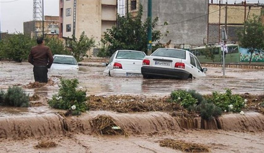السيول اجتاحت 154 بلدة وقرية وجرفت 106 سيارات في ايران