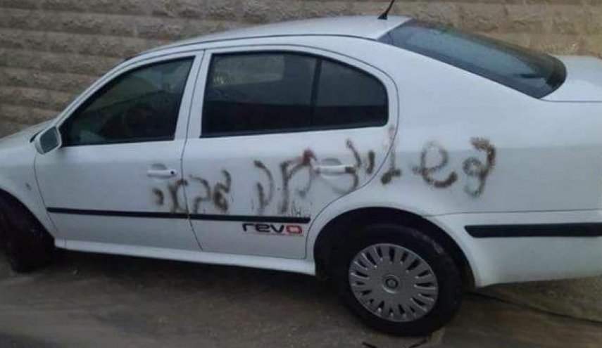 مستوطنون صهاينة يعتدون على سيارات المواطنين ويكتبون شعارات عنصرية بنابلس
