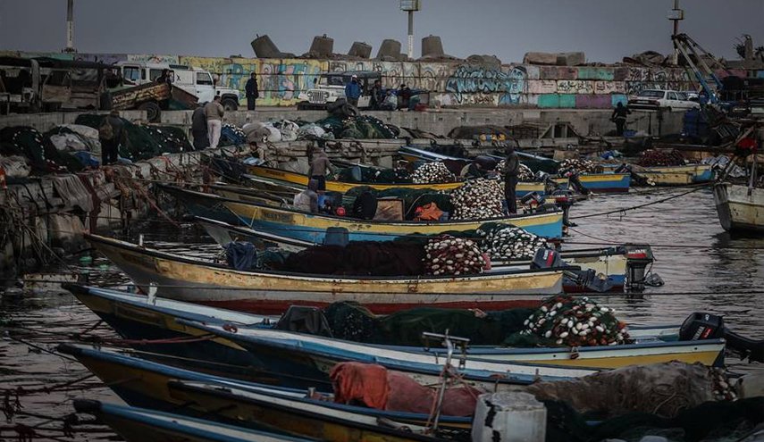 الاحتلال يعتقل صيادين اثنين من بحر قطاع غزة
