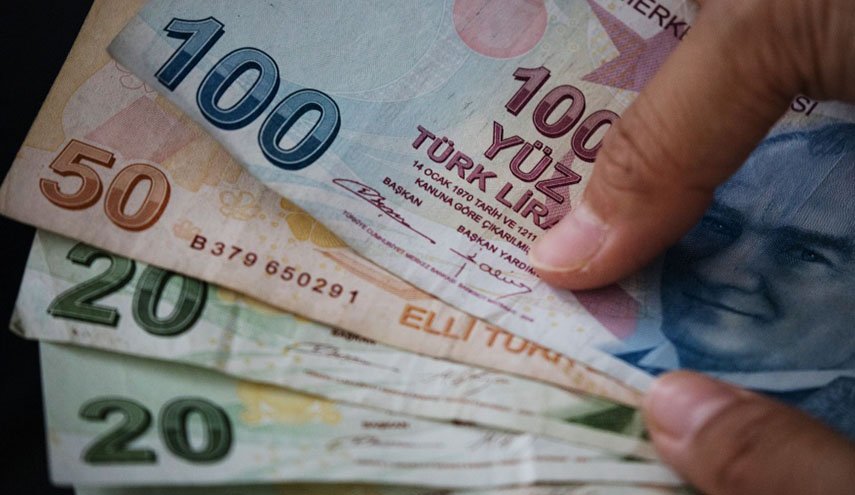 الليرة التركية عند أعلى مستوى أمام الدولار بشهرين
