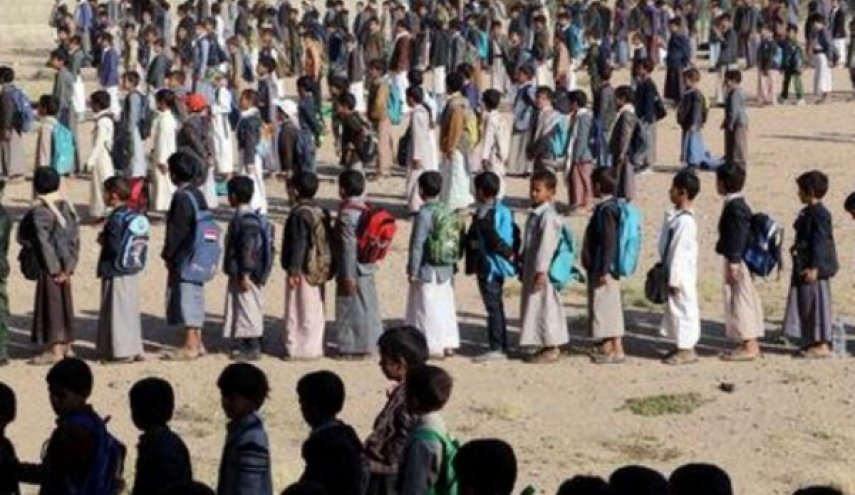 تلاميذ يمنيون نجوا من ضربة جوية على حافلة مدرستهم يعودون للدراسة