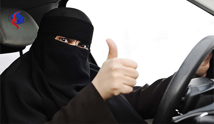 شركة لنقل الركاب بالشرقية تستخدم أول سائقة سعودية