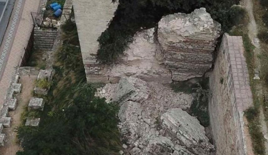 بالصور.. انهيار برج تاريخي في إسطنبول!!
