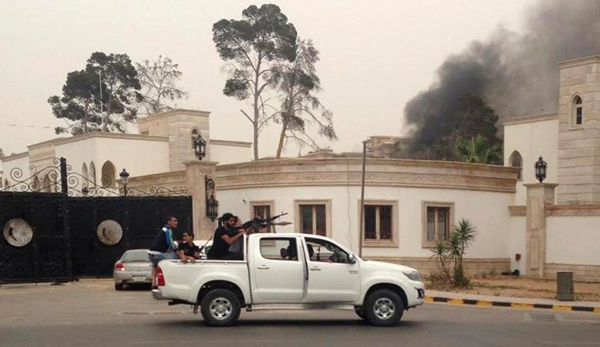 اغتيال قائد فصيل مسلح أمام فندق وسط طرابلس+صورة