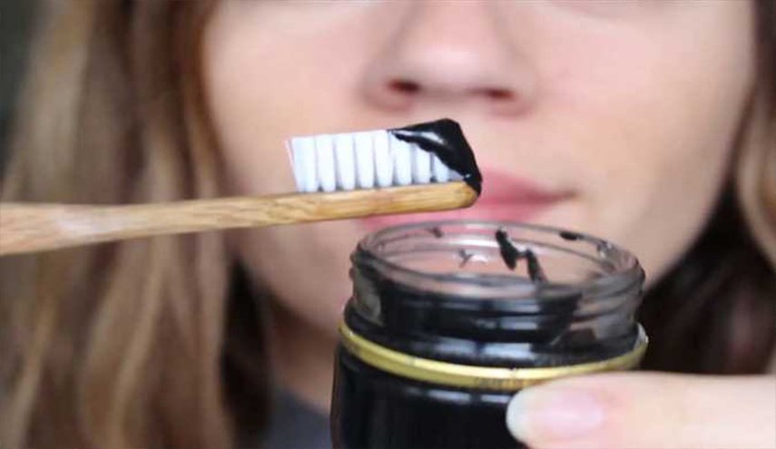 تبييض الأسنان بالفحم حقيقة ام خدعة؟
