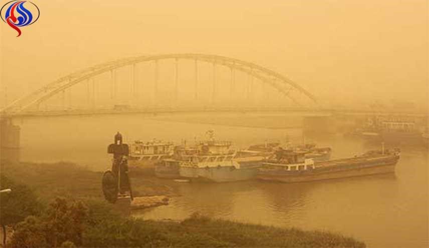 گرد و غبار، مدارس ١٠ شهر خوزستان را تعطیل کرد