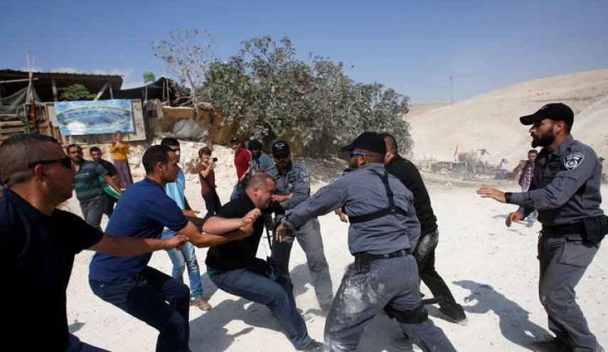 إصابة فلسطينيين بينهم وزير بالاختناق خلال مسيرة الخان الأحمر