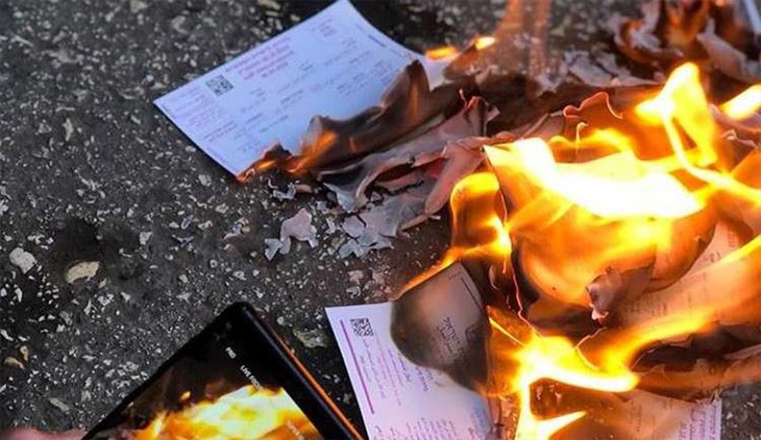 أبناء الجولان السوري يحرقون بطاقات انتخابية إسرائيلية
