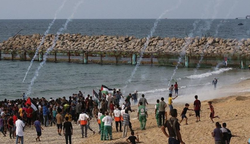 تظاهرات گسترده فلسطینی ها در نوار ساحلی غزه/ خبرنگار العالم زخمی شد
