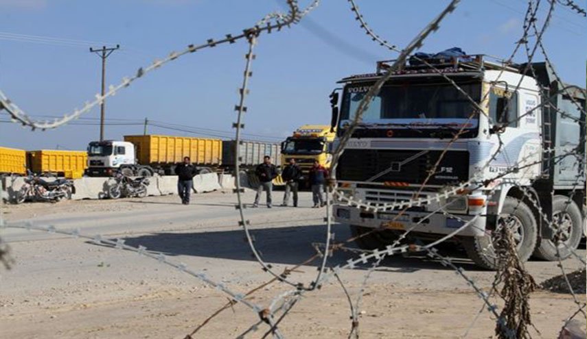 مستوطنون يُغلقون معبر كرم أبوسالم ويمنعون دخول الشاحنات لغزة