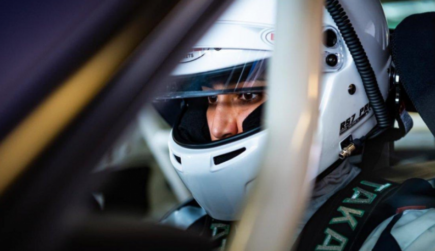أول سعودية تشارك في سباق سيارات في حلبات أبوظبي
