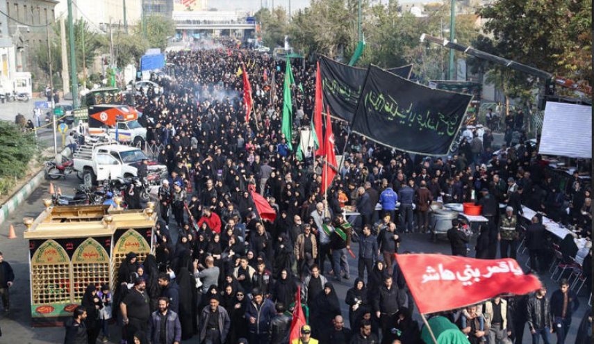 بالصور: مسيرة الأربعين الحسينية في طهران.. قلوب متلهفة تلبي النداء