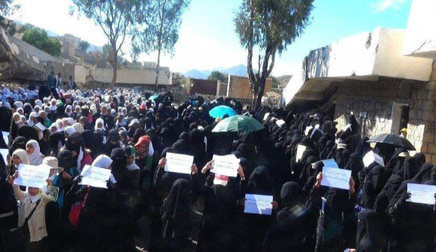 بالصور..طالبات ينظمن وقفة احتجاجية تنديدا بجرائم العدوان في صعدة  
