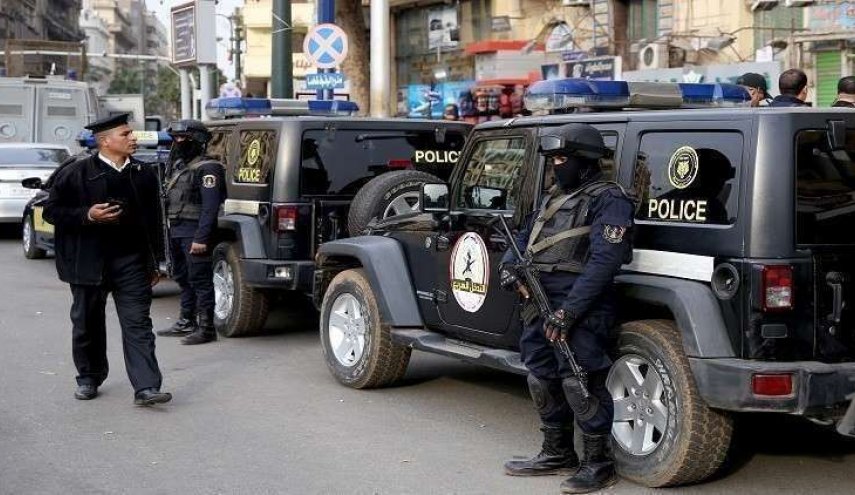 مصر.. القبض على شخصين انتحلا صفة مسؤولين في الدولة
