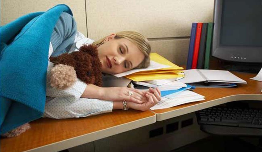 خبراء يكشفون فوائد النوم أثناء العمل!