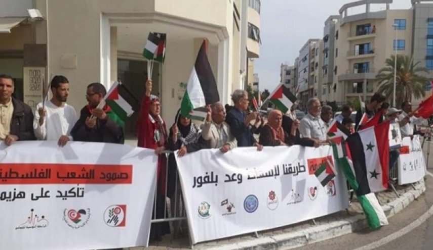 تصاویر؛ تجمع اعتراض‌آمیز تونسی‌ها مقابل سفارت انگلیس

