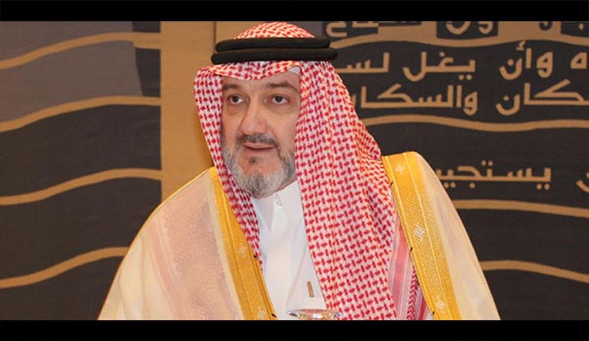 خالد بن طلال بعد إطلاق سراحه برفقة ابنه وهو في الغيبوبة(صورة)