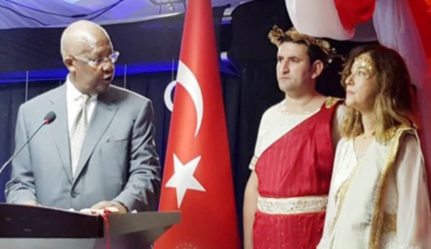 تركيا تستدعي سفيرتها في أوغندا بعد ارتدائها فستانا مثيرا للجدل!