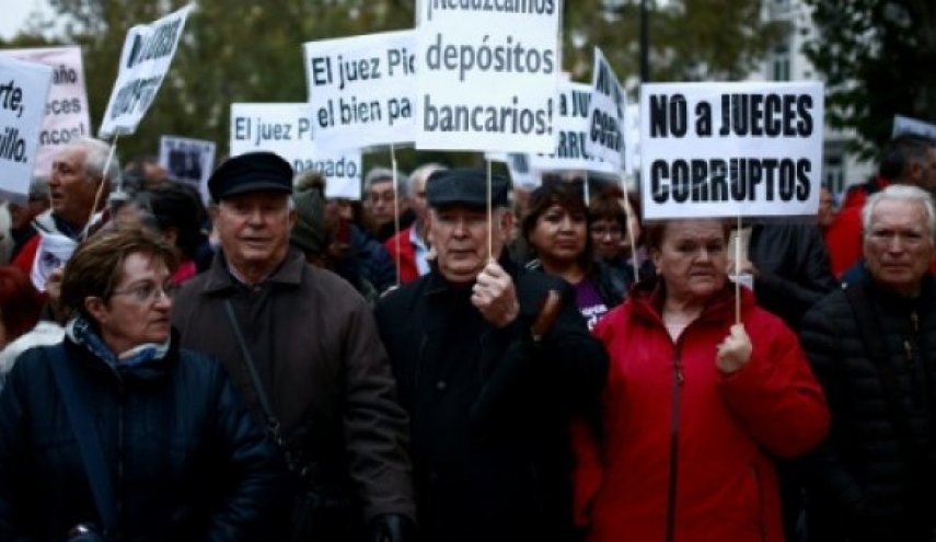 تظاهرة حاشدة ضد قرار المحكمة العليا الإسبانية حول المصارف 