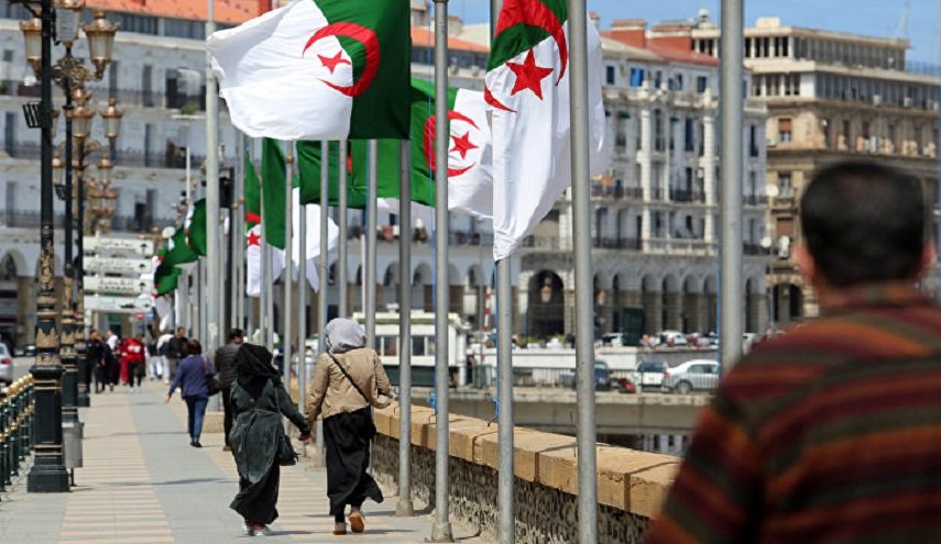 استقالة مسؤول بارز تضع الجزائر في 