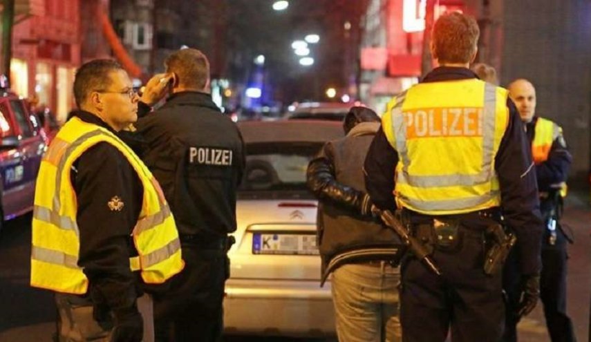 ألمانيا توقف رجلي شرطة عن العمل بعد أدائهما تحية النازي 
