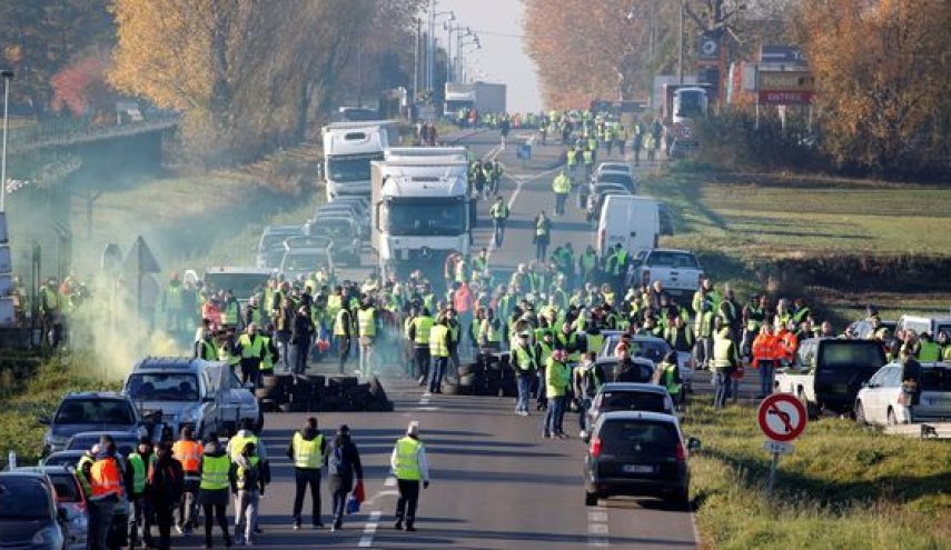 اعتراضات گسترده مردمی در سراسر فرانسه/ یک نفر کشته شد
