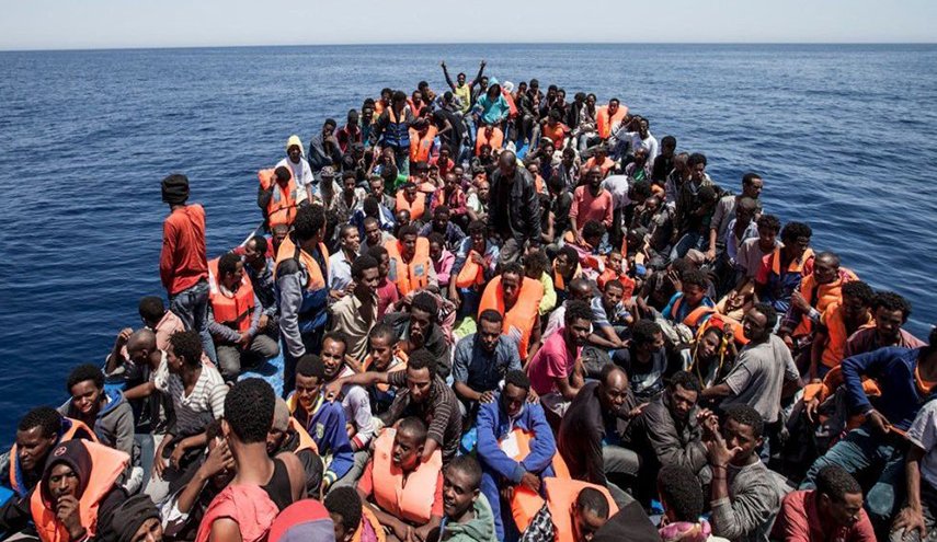 البحرية الليبية تخشى من عواقب تمرد مهاجرين داخل سفينة على عمليات الإنقاذ 
