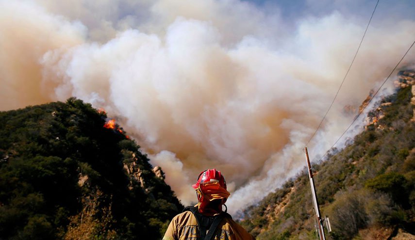 الطقس السيئ يفاقم أزمة ضحايا الحرائق في كاليفورنيا
