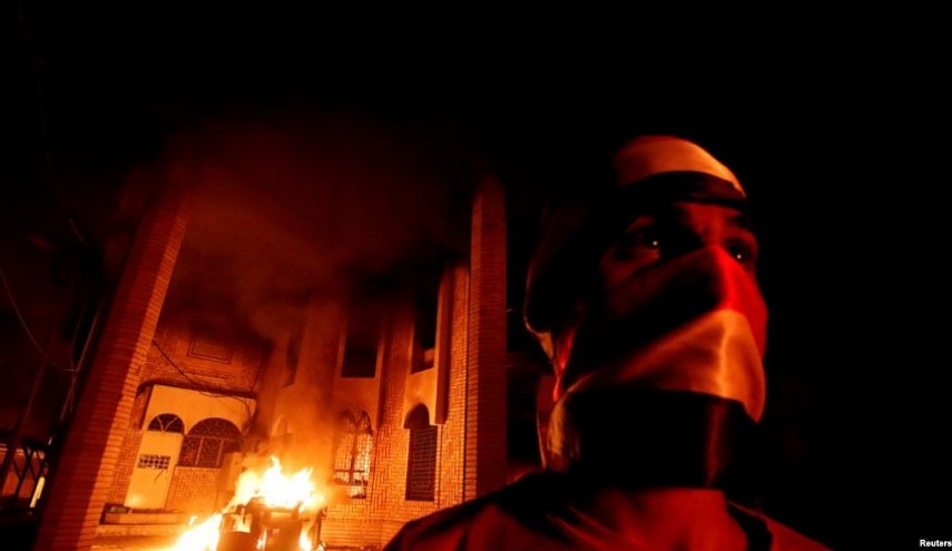 استدعاء 34 ضابطآ عراقيآ للتحقيق باسباب حرق القنصلية الايرانية في البصرة
