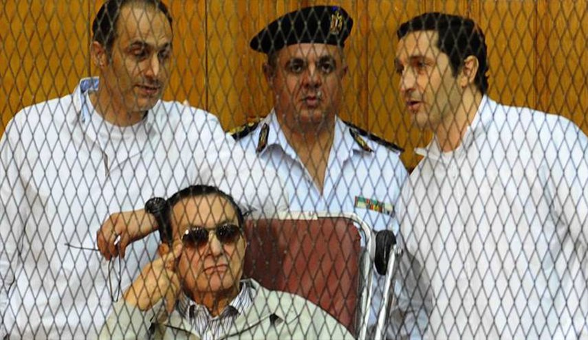 مصر.. تأجيل محاكمة علاء وجمال مبارك في قضية التلاعب بالبورصة