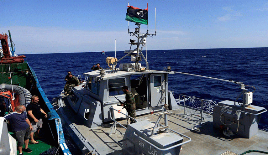 خفر السواحل الليبي يجبر مهاجرين على النزول من سفينة أنقذتهم