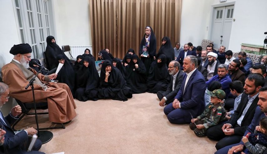 قائد الثورة يستقبل أسر 6 شهداء الدفاع عن أمن ايران