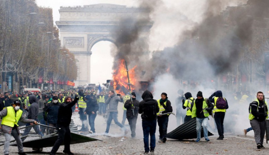 خشم معترضان فرانسوی به‌خاطر تشکر مکرون از پلیس

